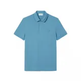 Chomba Lacoste Polo Paris lisa color celeste, de piqué de algodón, corte regular fit, cuello polo acanalado con dos botones, mangas cortas y logo de la marca bordado en el pecho.