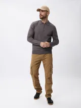 Sweater de punto color gris, con cuello polo y cierre frontal parcial, de manga larga y ajuste regular.