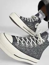 Championes Converse Chuck Taylor All Star Lift de caña alta, color negro con glitter, plataforma blanca y cordones blancos.