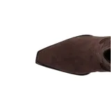 Bota de gamuza marrón con bordados decorativos, taco cuadrado y punta fina.