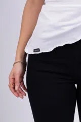 Top blanco de un solo hombro, con manga larga y corte ajustado.