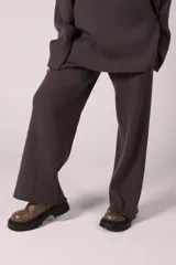 Conjunto de dos piezas compuesto por un sweater de cuello alto y pantalón de corte recto, ambos confeccionados en tejido de punto acanalado.