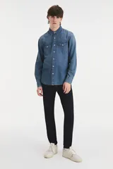 Pantalón de jean de hombre, color azul oscuro (rinse), con calce ajustado en cadera y muslos, pierna súper ajustada y tiro medio.