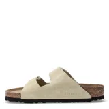 Sandalias Birkenstock modelo Arizona, con doble tira ajustable de gamuza en color beige y suela anatómica de corcho con base de goma.
