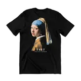 Remera de algodón color marrón con estampado artístico en la espalda que representa la obra 'La joven de la perla' de Johannes Vermeer, incluyendo el año 1665 y el nombre del autor.