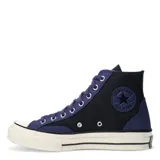 Championes de caña alta Converse modelo Chuck 70 HI, con diseño bicolor en negro y azul. Presentan puntera de goma, suela vulcanizada en tono crema y cierre mediante cordones.