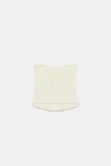 Corsé color bordó con aros y varillas, confeccionado en tejido elástico. Presenta escote corazón y diseño sin hombros.