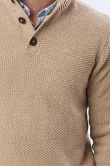 Buzo tejido texturado color verde oscuro, con cuello alto y cierre parcial de tres botones. Tiene mangas largas y un pequeño detalle de etiqueta marrón en el dobladillo inferior.