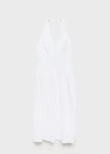 Vestido midi de algodón con cuello halter y escote en pico. Presenta un diseño entallado en el torso con detalle fruncido en la cintura y falda con caída fluida. Cuenta con cierre de botones en la parte posterior.