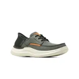 Zapato casual tipo mocasín Skechers, modelo Hasting Niko, con tecnología Slip-ins para calce fácil. Presenta una parte superior de lona en color gris con detalles sintéticos en tono tostado, cordones elásticos decorativos y una suela contorneada de color crema que absorbe impactos.