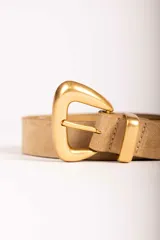 Cinturón de gamuza color beige con hebilla metálica de diseño triangular en acabado dorado mate.