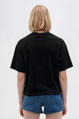 Remera oversize de algodón color gris oscuro, con cuello redondo, mangas cortas y estampado lateral en tonos claros de cadenas y una llave.