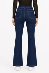 Pantalón jean skinny de tiro alto con diseño estampado, bolsillos clásicos y cierre frontal de botón y cremallera.