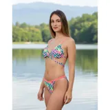 Bikini United Uy modelo Mika, compuesto por un top triangular con tiras cruzadas en la cintura y una bombacha tipo tanga. Presenta un estampado vibrante con motivos florales y geométricos en zigzag, con detalles en color rosa neón.