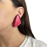 Aros negros con forma triangular y cierre a clip.