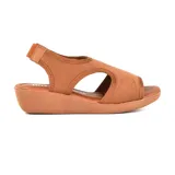 Sandalia de plataforma color beige con elástico en el talón.