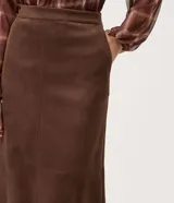 Pollera midi de gamuza sintética color marrón, con recortes estructurados y diseño recto.