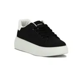 Championes urbanos Austral modelo Chiara de caña baja, color negro con plataforma y detalles en blanco en el talón, cordones y suela.