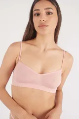 Soutien bralette color beige de microfibra sin costuras, con espalda entera y tirantes finos.