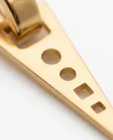 Aros tipo caravana de acero con baño dorado, compuestos por un gancho tipo argolla y un dije colgante en forma de triángulo con perforaciones geométricas.