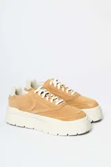 Zapatilla de gamuza color tostado con plataforma alta de goma blanca y cordones al tono.