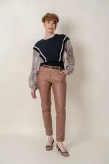 Pantalon de corte recto confeccionado en eco-cuero color tostado, con cintura alta, cierre frontal y bolsillos laterales.