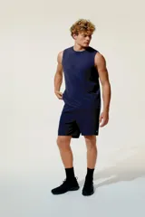 Bermuda de entrenamiento azul marino con bolsillos, diseñada para ofrecer comodidad y libertad de movimiento.