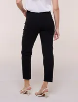 Pantalón color beige de corte entallado y largo cropped, confeccionado en tejido de punto con elasticidad técnica. Cuenta con pretina ancha y plana, bolsillos simulados al frente y bolsillos tipo ojal en la parte posterior.