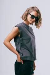 Musculosa de algodón orgánico color gris oscuro, con diseño sin mangas de hombros marcados y pequeño bordado en el pecho.