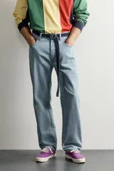 Jeans straight fit de corte recto confeccionados en denim de algodón celeste con efecto lavado. Presentan diseño clásico de cinco bolsillos y cierre frontal con botón y bragueta. Colección especial Fruit of the Loom x Zara.