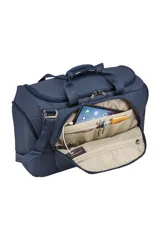 Bolso tipo duffel de la marca Thule, color azul oscuro, con diseño estructurado y compartimentos múltiples. Cuenta con asas reforzadas, correa de hombro ajustable y desmontable, cierre principal con doble cremallera y bolsillos laterales y frontales organizadores.
