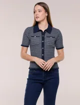 Cardigan de punto con textura Jacquard, cuello camisero, manga corta y cierre frontal con botones metálicos. Presenta bolsillos decorativos en el pecho.