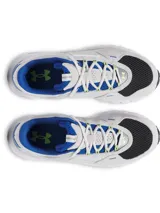 Championes Under Armour modelo Summit Trek Suede, con diseño inspirado en los años 90. Presenta una parte superior de malla negra y gris con superposiciones de gamuza, detalles en azul y amarillo neón, y una mediasuela blanca de doble densidad con suela de goma con tacos para mayor tracción.