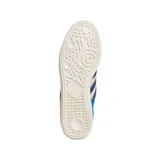 Championes Adidas Busenitz color gris con detalles en azul marino y celeste. Presentan las tres tiras características de la marca en los laterales, capellada de gamuza y suela de goma.