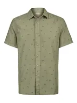 Camisa de manga corta verde militar con estampado de patos, cuello camisero, cierre frontal con botones y calce regular.