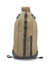 Mochila tipo morral de 8 litros, color beige con detalles en gris oscuro. Presenta un diseño ergonómico con correas ajustables para uso ambidiestro, compartimento principal con acceso lateral rápido y correas de compresión.
