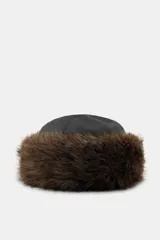 Gorro de estilo ruso con parte superior de cuero sintético negro y borde ancho de piel sintética en color marrón. Presenta costuras marcadas en la parte superior.