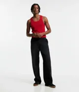 Musculosa masculina de corte regular, confeccionada en tejido acanalado de algodón con elastano. Presenta breteles medianos y diseño básico sin estampa.