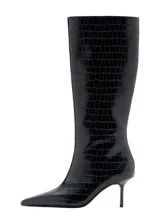 Bota alta de cuero sintético negro con textura efecto cocodrilo, punta fina y taco aguja fino.