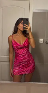 Vestido corto de seda con estampado animal print en tonos rosa y fucsia, con escote drapeado y tirantes finos.
