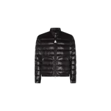 Campera puffer Moncler Acorus corta de color negro con acabado brillante, diseño acolchado horizontal, cierre frontal con cremallera y bolsillos laterales con cierre.