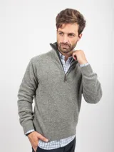 Sweater de lana con cierre frontal parcial y cuello alto, de diseño clásico y tejido de punto en color gris.