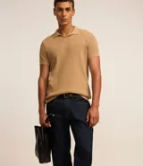 Pantalón jean básico de corte recto, marca Marfinno, color azul oscuro, con cierre frontal y bolsillos.