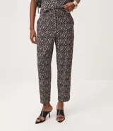Pantalón carrot de crepé con estampado geométrico, bolsillos laterales y cintura elastizada en la espalda.