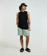 Bermuda masculina de color verde, confeccionada en poliéster con poliamida, de corte recto y largo por encima de las rodillas. Cuenta con bolsillos laterales y detalle de etiqueta gomosa en el dobladillo.
