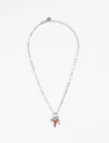 Collar plateado con cadena de eslabones y dije con forma de pimiento rojo, estrella y otros charms plateados.