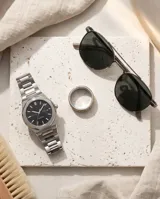 Anillo giratorio de acero con baño de oro, con diseño de cadena central y bordes lisos.