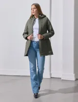 Campera capitoneada verde militar, marca Weatherproof, con abertura central con cierre, bolsillos delanteros y capucha desmontable.