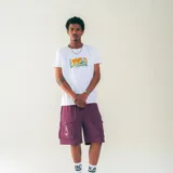 Bermuda negra confeccionada en nylon liviano, con cintura elastizada con cordón, bolsillos laterales y bolsillos cargo de perfil limpio.