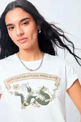 Remera blanca de manga corta con estampa frontal ilustrada y la frase 'Save the drama for your mama'.